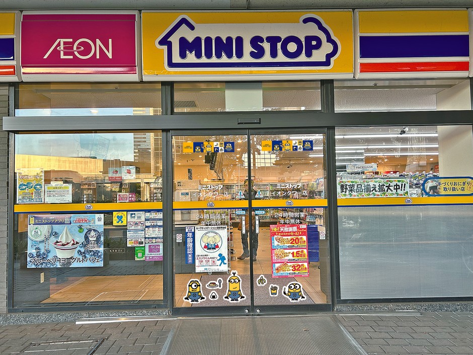 ミニオンステッカーで装飾された店舗　イメージ画像