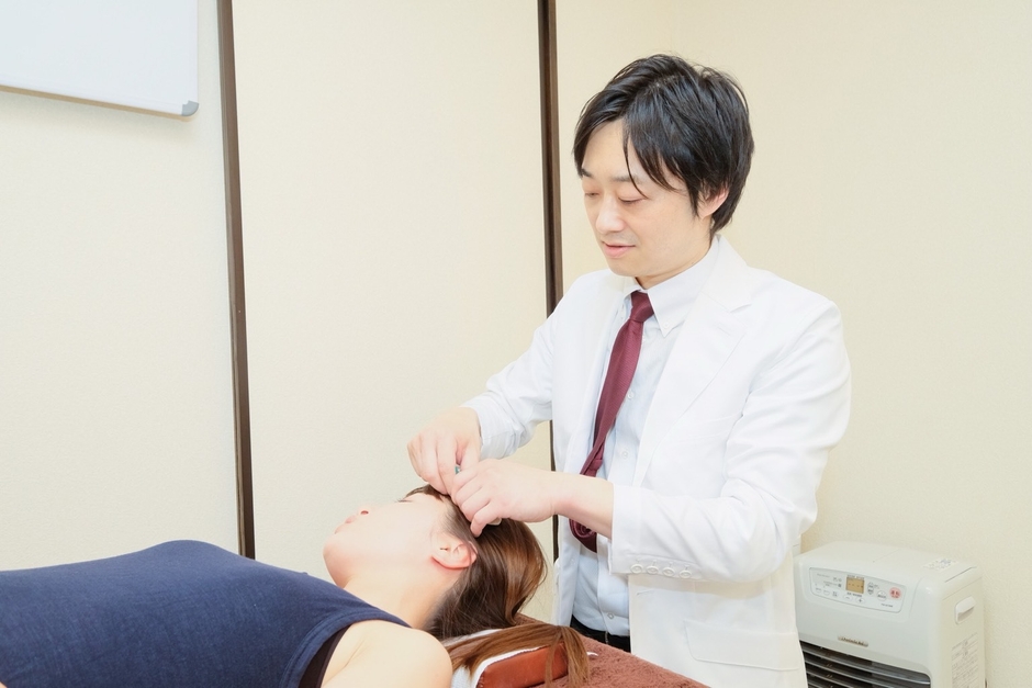 睡眠・自律神経に関わる不調への鍼灸施術の様子