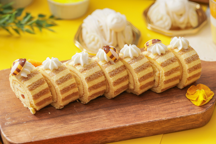 カスタードロールケーキ： キーカラーの黄色を全面に取り入れたロールケーキ。