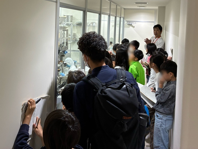 製造工程を熱心に見学する子どもたち　