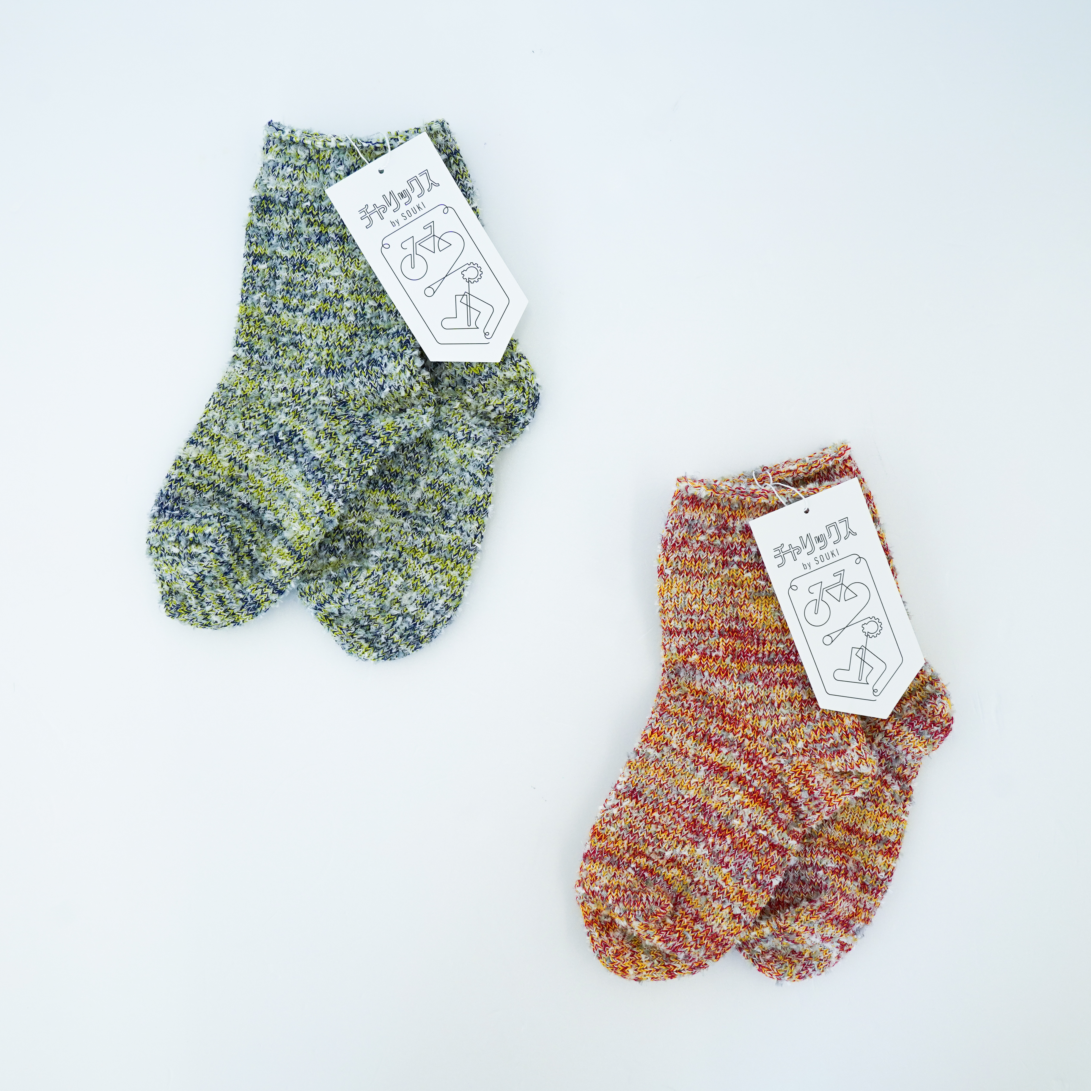 左：サファイヤ／グリーンティ／限定糸 右：イエロー／ホットチリ／限定糸