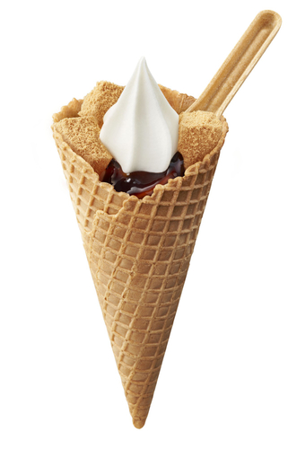 黒糖きな粉もちソフト　（ワッフルコーン）