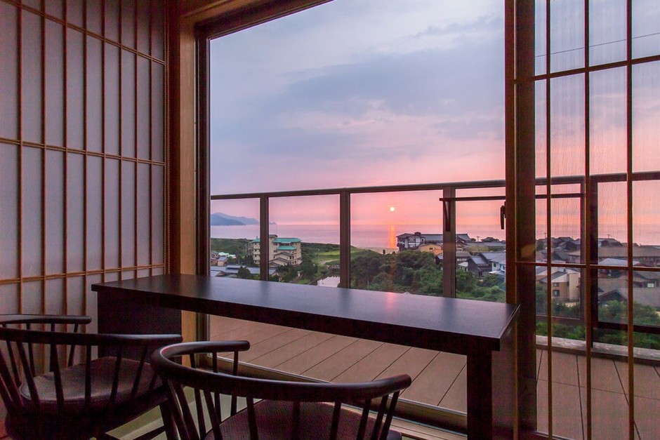 【コンセプトフロア】ビューカウンターでは美しい夕景を一望