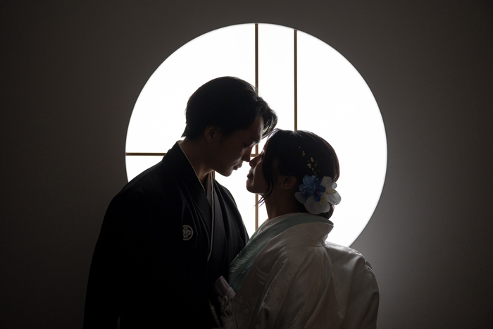 白無垢姿の新婦様と黒紋付の新郎様によるシルエットショット