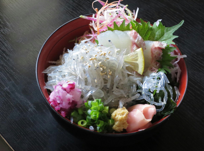 レストラン海峡楼の生しらす丼 税込1,380円
