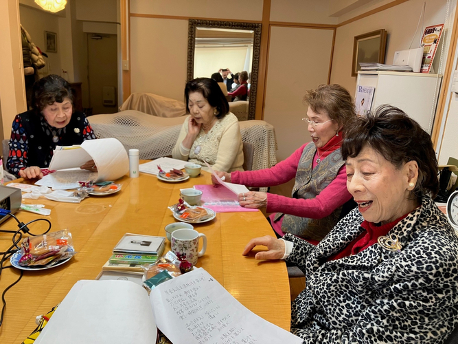 ナガセ商品の替え歌をチームで楽しむ様子