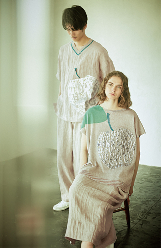 【りんご】(左)［ベータ・メン］Tシャツ 42,900円　(右)［ベータ］ニットプルオーバー 41,800円(すべて税込)