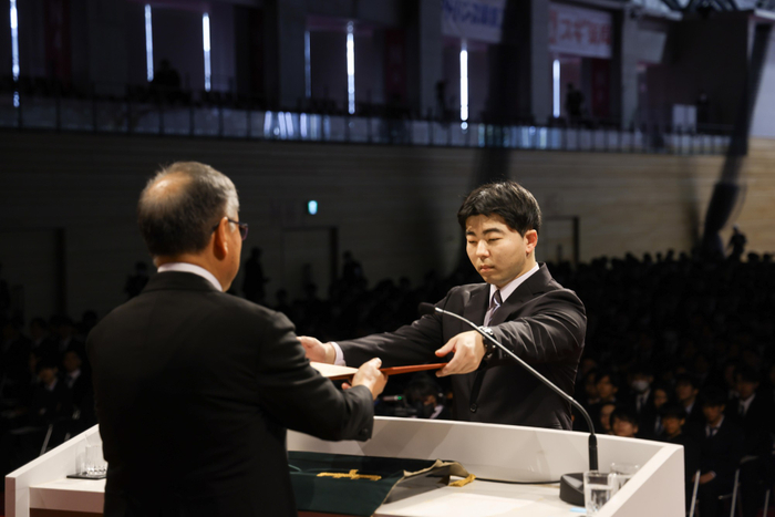 ２部の修士課程修了生代表の倉田智康さん