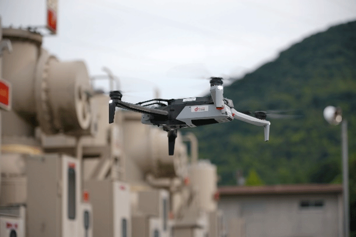＜変電所を巡視するSkydio X10＞