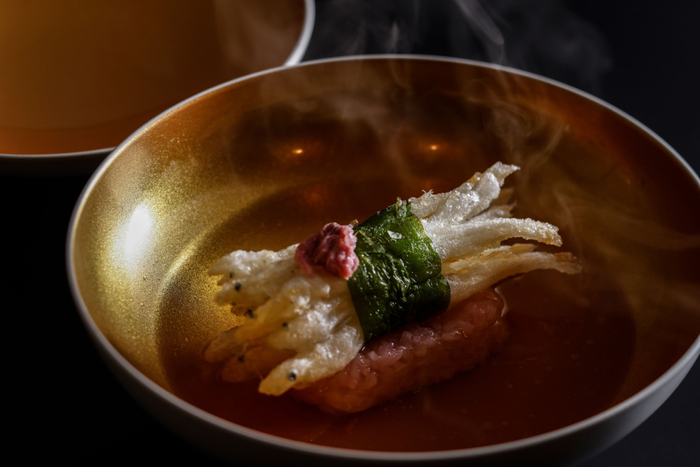 椀の中に描かれた、春の情景。金色の出汁に映える、香り豊かな桜蒸し。