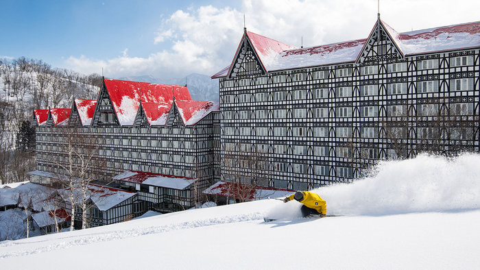 開業55周年「白馬コルチナスキー場」。ホテルから10秒でゲレンデ。 天然雪100％のサラサラパウダースノーでファミリーからスキー上級者まで楽しめる。