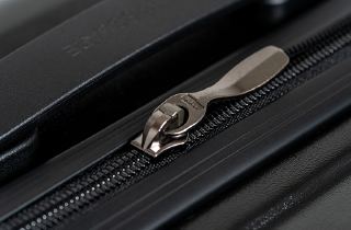 ▲キャスターと並んで重要なジッパーは安心の日本ブランドYKK製