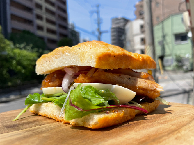 フォカッチャサンド【こぼれチキン】　