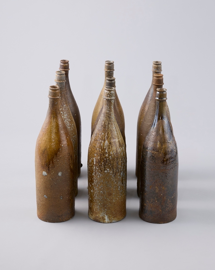 尾花 智子《十升瓶(19~99)》2010~2026年、 約H67cm、作家蔵
