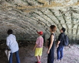 掩体壕内部見学の様子