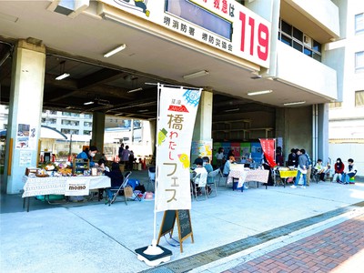 橋わたしマルシェの様子