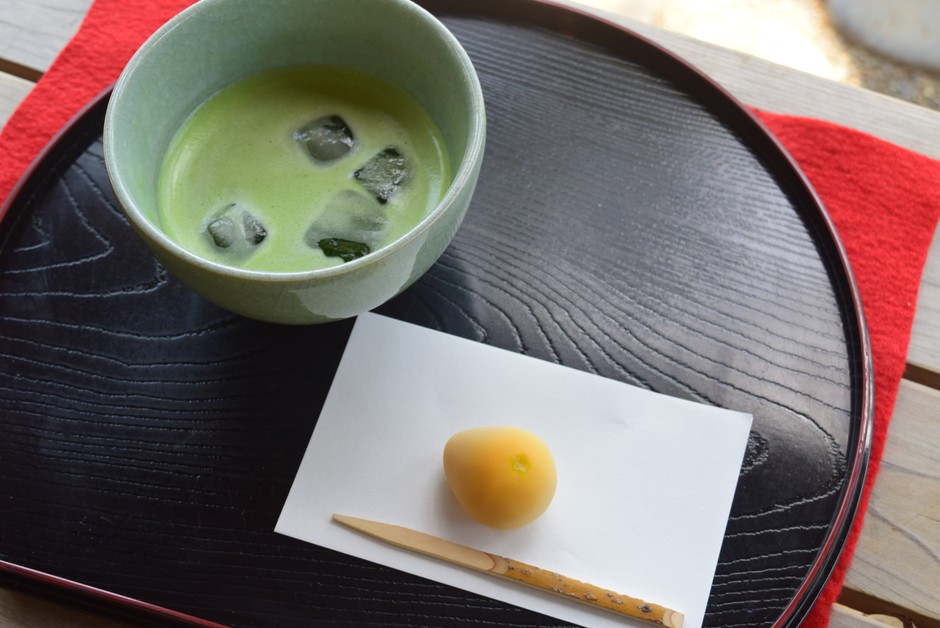 冷抹茶と和菓子付き(イメージ)