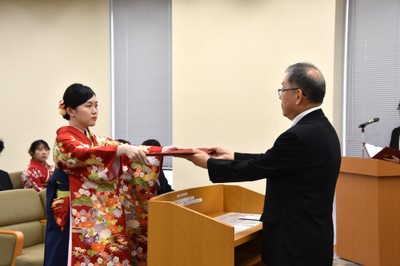 学位記を受け取る山田美沙さん(経済学部)