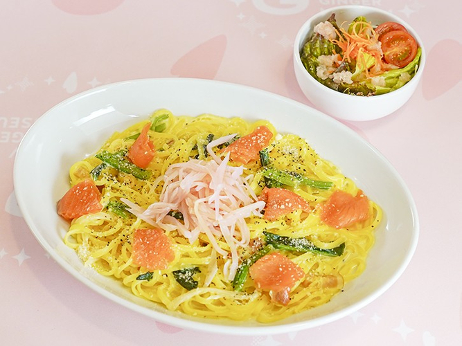 岩下の新生姜とスモークサーモンの彩りカルボナーラ（ミニサラダ付き）