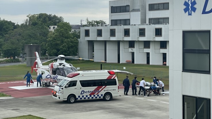 当院ヘリポートで、患者様をドクターヘリから救急車型ドクターカーに移動