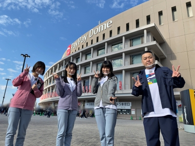 （左から）甲斐心愛（STU48）・石田千穂（STU48）・田中皓子（STU48）・大地洋輔（ダイノジ）