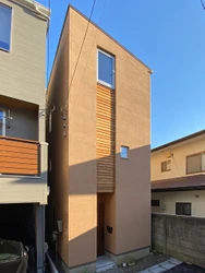 【15坪の狭小地】縦長敷地を活かした3階建てZEH！畳スペースと窓辺ベンチで2つのくつろぎ方を叶える注文住宅