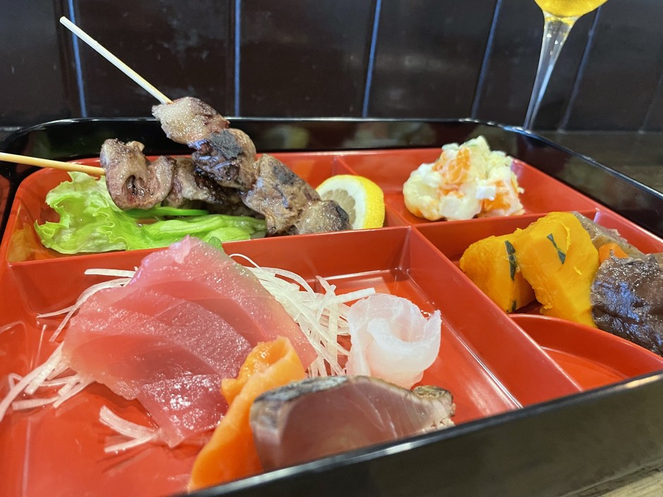 おばんざいセット1200円にはビールとイワシがつきます