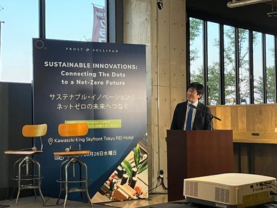 「サステナブル・イノベーション」で結びの言葉を述べるフロスト&サリバンジャパン代表取締役の山村浩