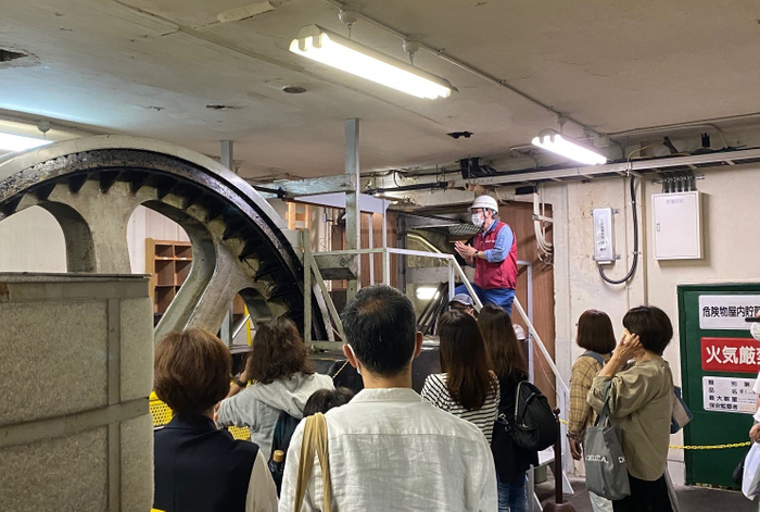 ▲ケーブルバックヤード（巻上室）見学