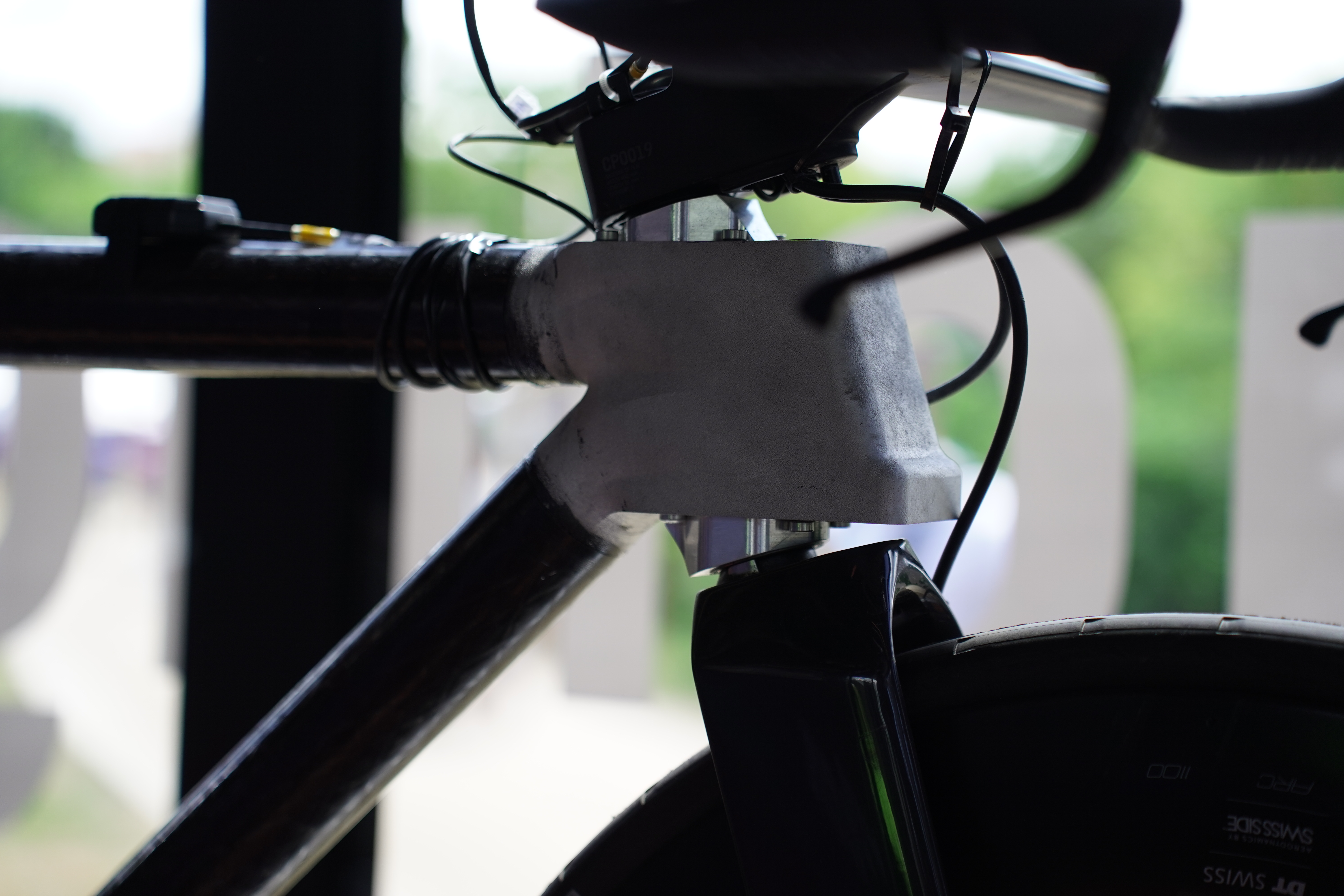 この開発段階のテストバイクは様々なジオメトリーをテストするために、カーボンチューブに3Dプリントのラグを接着して構成されている。