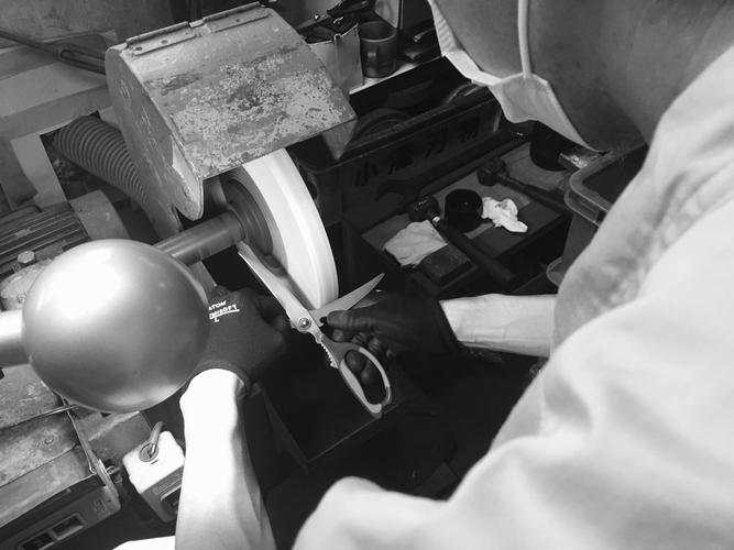 関刃物職人による刃付け(2)