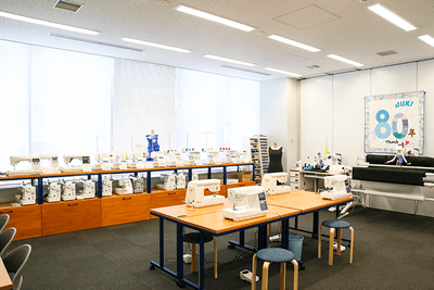 家庭用ミシンのショールーム。家庭用の他、職業用ミシン、家庭用ロックミシン、キルト専用ミシンの新製品を中心に展示