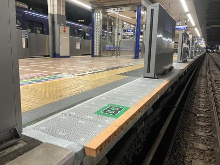 隙間対策を施したホーム先端