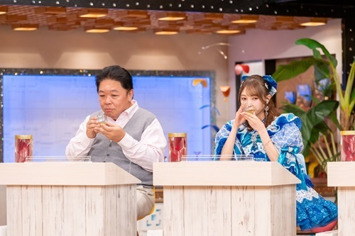 お茶を試飲する、伊集院光と辻野かなみ(超ときめき♡宣伝部)