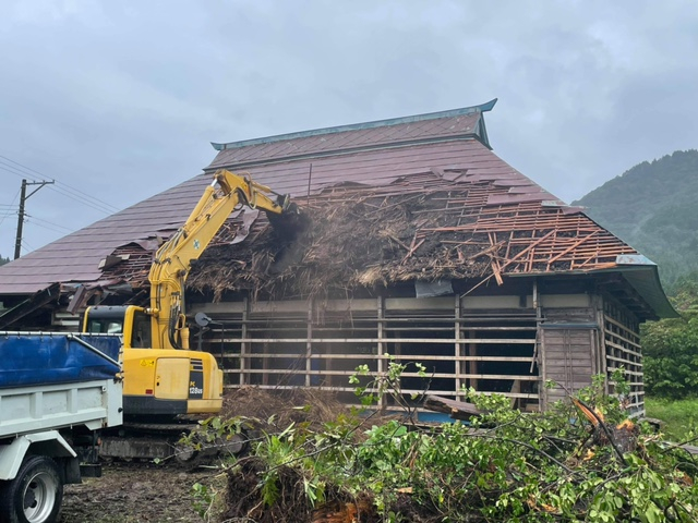 移築再生前の解体される古民家