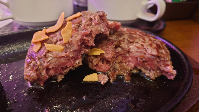 レアハンバーグ/200ｇ　1,000円（税込1,100円）