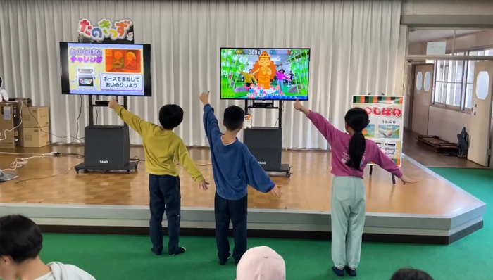 体験型紙芝居を体験する子供達