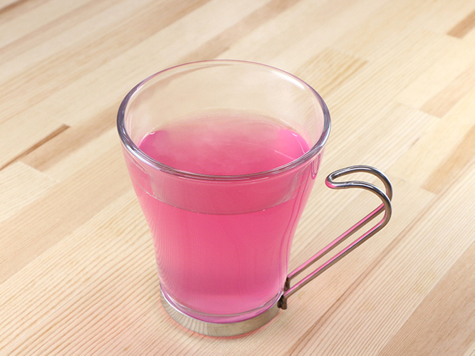 お湯で割って「ホットピンクジンジャー」