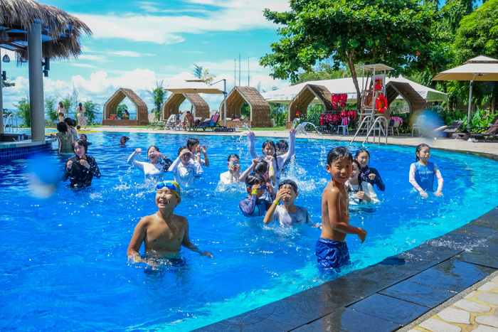 セブ島のプールで遊ぶ子どもたちの様子