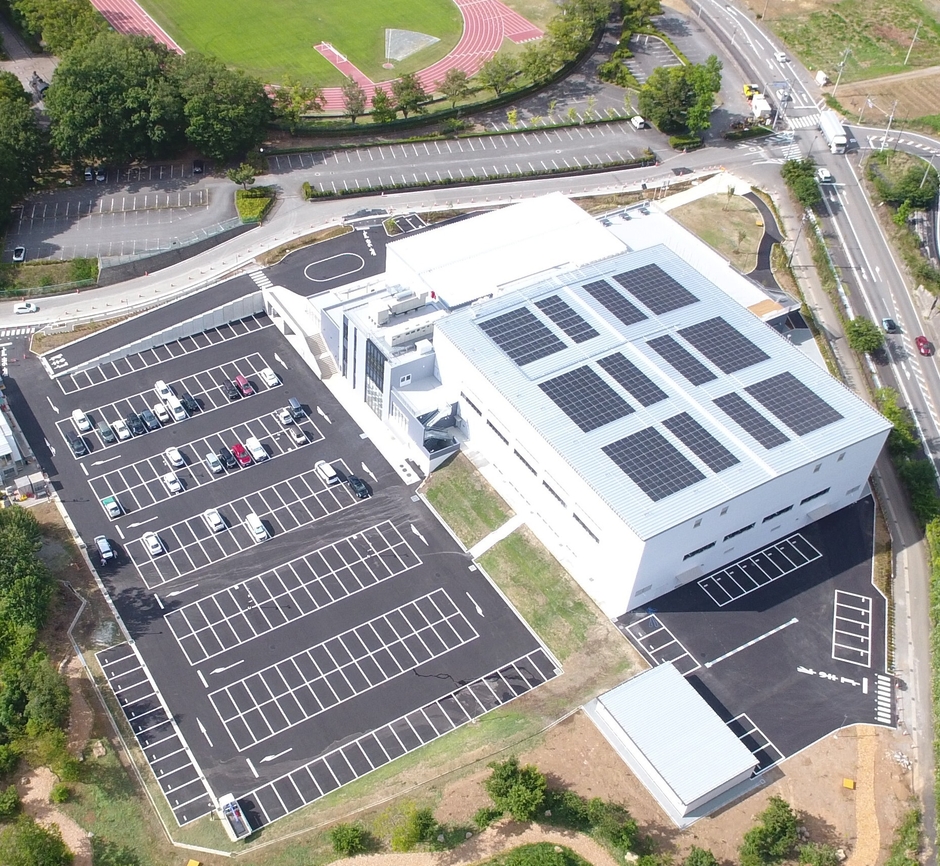 韮崎中央体育館 外観(体育館の屋上に太陽光発電設備を設置)