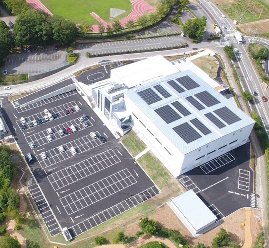 韮崎中央体育館　外観(体育館の屋上に太陽光発電設備を設置)