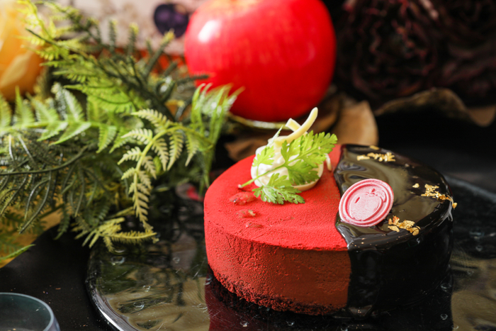 ▲&ldquo;世界で一番美しいのは？&rdquo;ミラーチョコレートムース　甘酸っぱいラズベリーコンフィチュールとチョコレートに混ぜ込んだアールグレイがほのかに香るムースをグラサージュ。