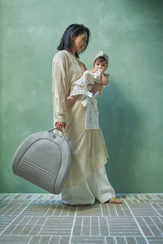 2Lペットボトル1本分の軽さで楽々持ち運び