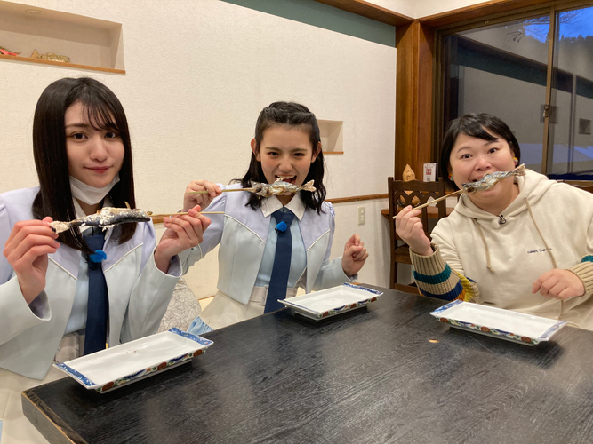 (左から)MC大谷満理奈(STU48)・峯吉愛梨沙(STU48)・近藤くみこ(ニッチェ)