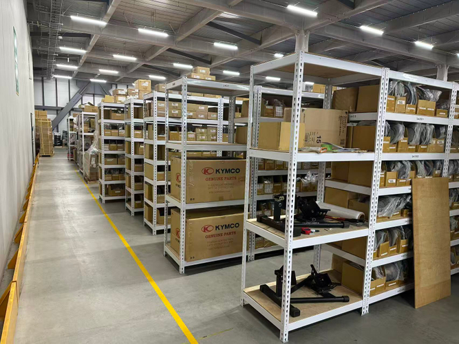 サービスセンターのパーツ倉庫
