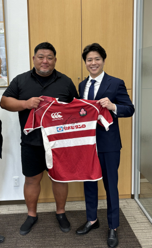 初めてお会いした際、相馬監督(写真左)から贈られたユニフォームを手にする田宮社長(写真右)
