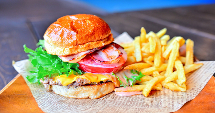 新商品のスマッシュバーガー（写真は『Sailor&rsquo;s Rest スマッシュバーガー（BLT）』）