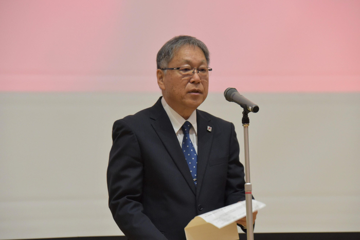 あいさつする野口学長