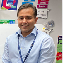 スワスティック・グハさん（ブリティッシュ・カウンシル　シニア・ティーチャー） 児童向け英語教育を専門としている。5カ国における豊富な指導経験と知見を持ち、カタールと日本において児童向けコースを担当する。日本における児童向けコースにおいて重要な役割を担う。