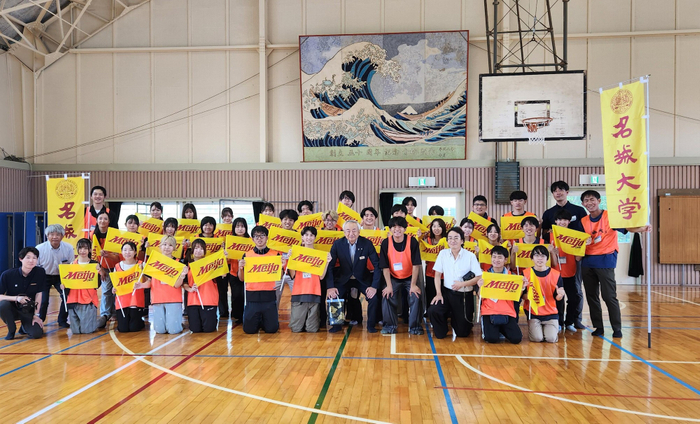 気仙沼市の菅原市長を囲んで記念撮影する学生ら